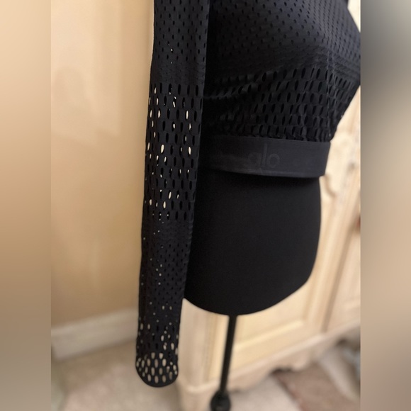 This set from Alo is absolutely gorgeous, sexy and sporty all in one. - Picture 4 of 7